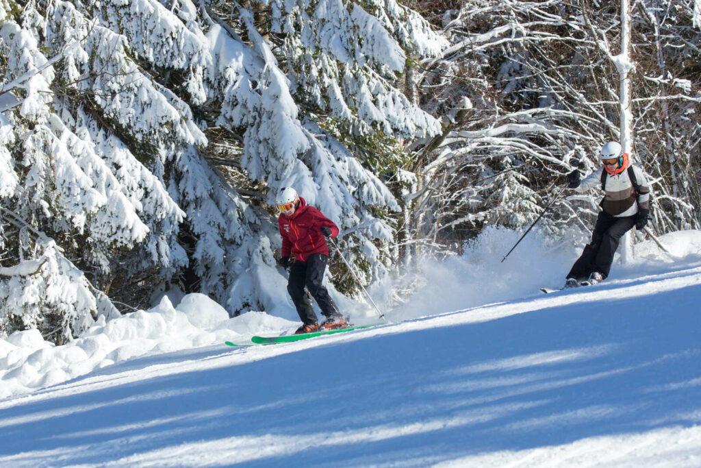 Piste de ski à la station du Lac Blanc Vosges sapins enneigés